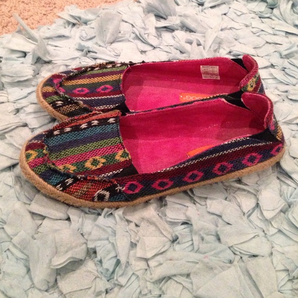 Cute tribal flats!