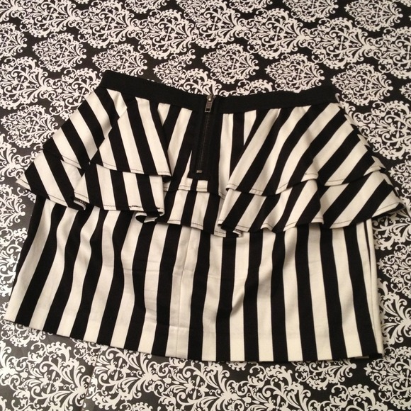 Tiered peplum skirt. - Picture 2 of 4