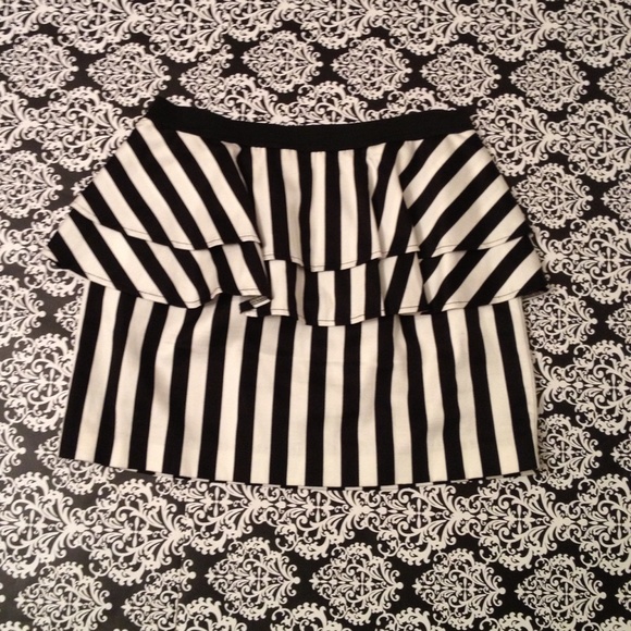 Tiered peplum skirt. - Picture 4 of 4