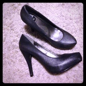 Guess metallic grey/blue pumps