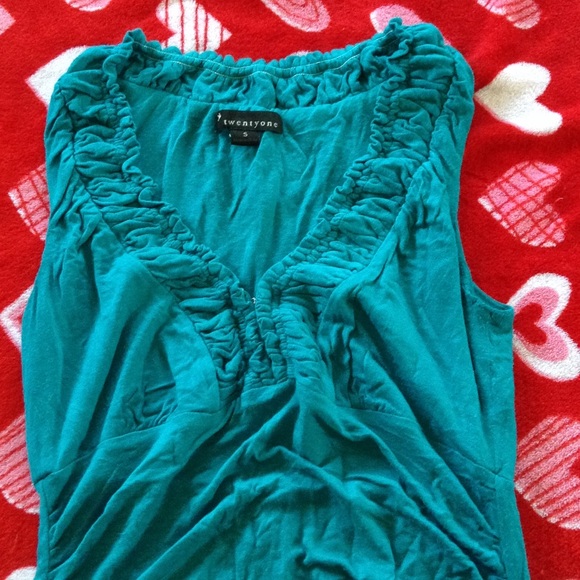 🍀 CUTE ROUSHING SLEEVELESS TOP🍀 - Picture 2 of 2