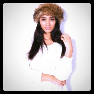 Collection Eighteen Faux Fur Headband.