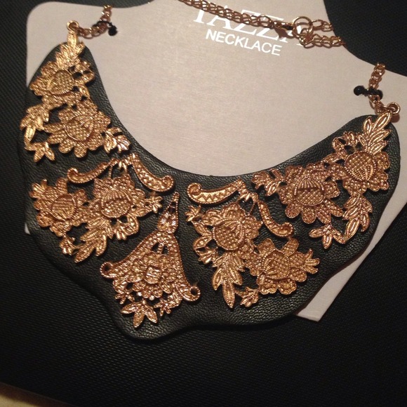 Jewelry - Black faux leather statement necklace