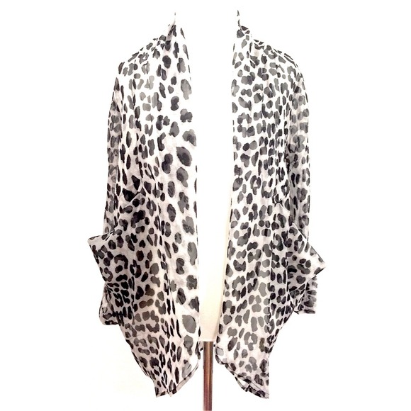 ‼️SALE‼️Pretty Animal Print Pull Over - Picture 3 of 3
