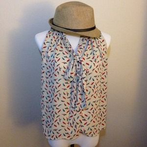 Sleeveless flowy blouse with feather pattern!