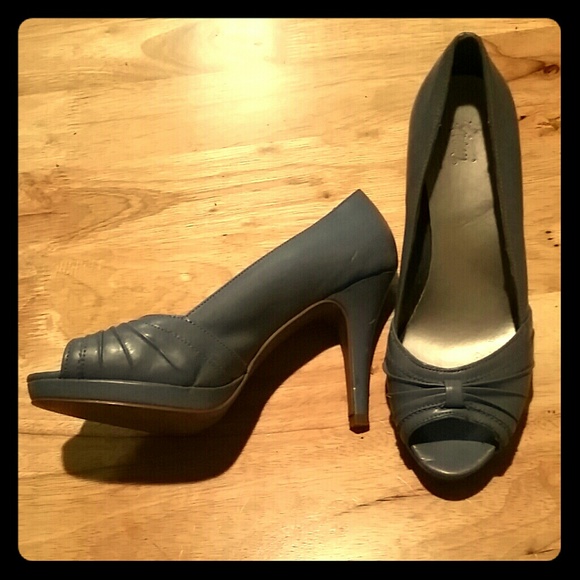 Open-toed heels