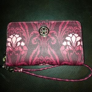 Tory Burch Robinson smartphone wristlets