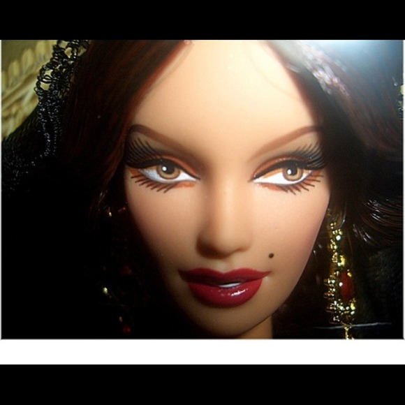 💋 Dolls of the World "Spain" Barbie Doll 💋 - Picture 4 of 4