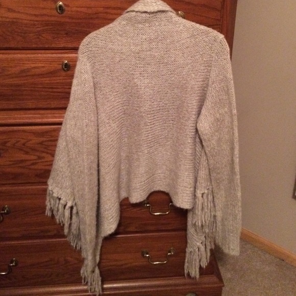 Neutral clolor sleeved fringed sweater -Kirra-sz S - Picture 2 of 4