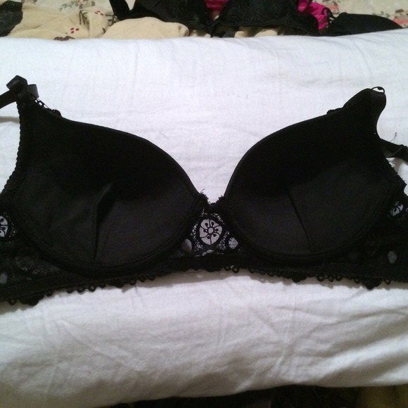 Adorable Rampage Bra! - Picture 2 of 4