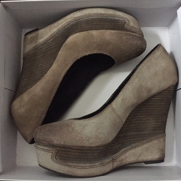 Distressed Wax Wedge