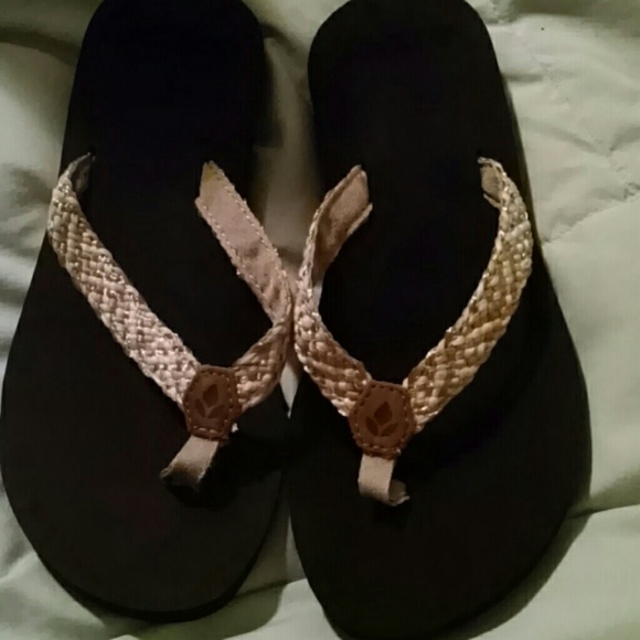 NWOT Reef flip flops cream and gold size 7
