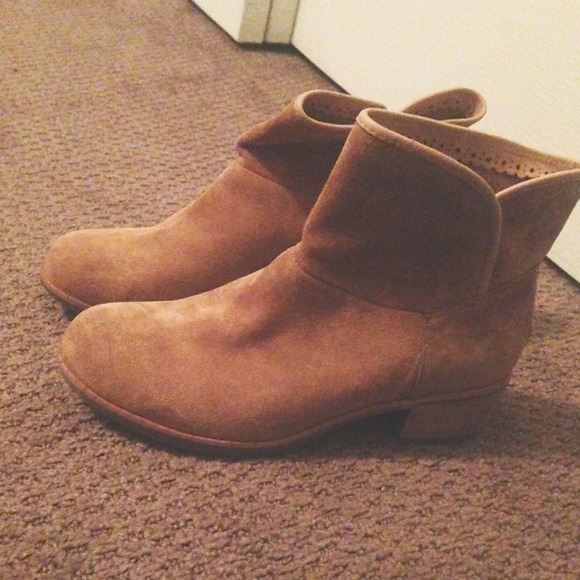 •UGG AUSTRALIA BOOTS•LEATHER•