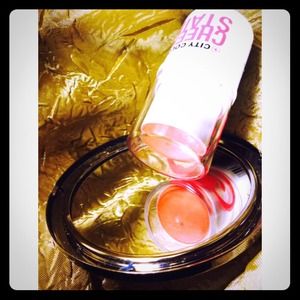 Cheek stain and eyeshadow/highlighting mousse