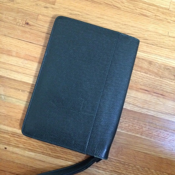 🎉REDUCED Louis Vuitton green clutch - Picture 2 of 4