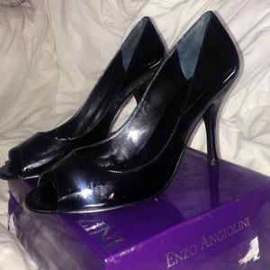 Peep toe patent leather pumps!!