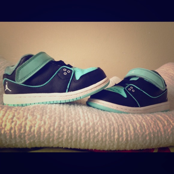 Toddler 8c Mint and Black Jordan's - Picture 1 of 1