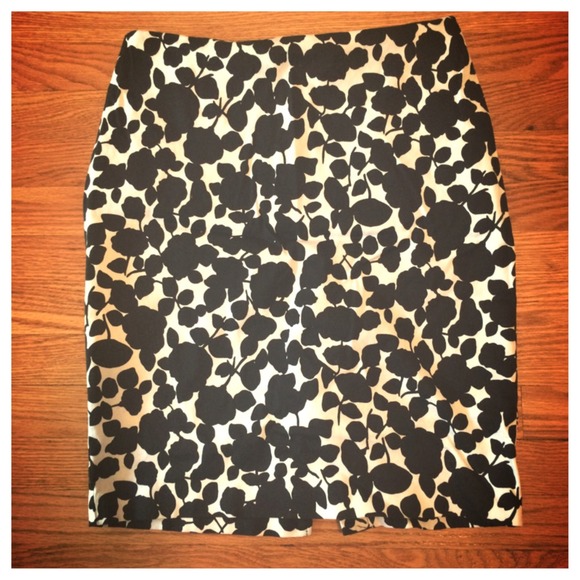 🚫SOLD🚫NY&Co black & white floral skirt