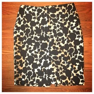 🚫SOLD🚫NY&Co black & white floral skirt