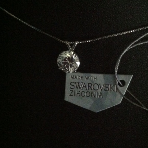 Beautiful Swarovski Necklace - Picture 3 of 5