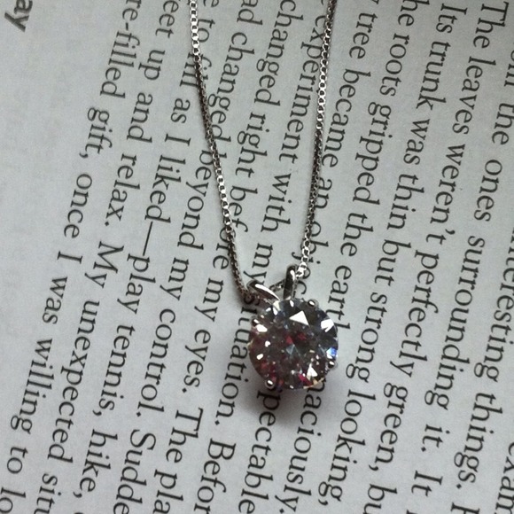 Beautiful Swarovski Necklace - Picture 4 of 5