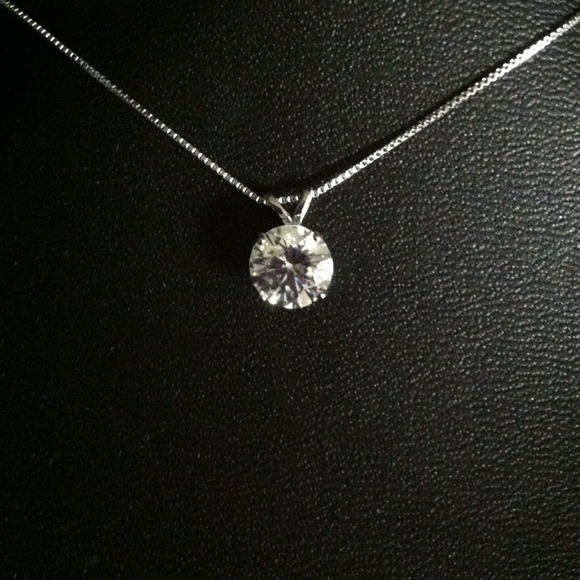 Beautiful Swarovski Necklace - Picture 5 of 5