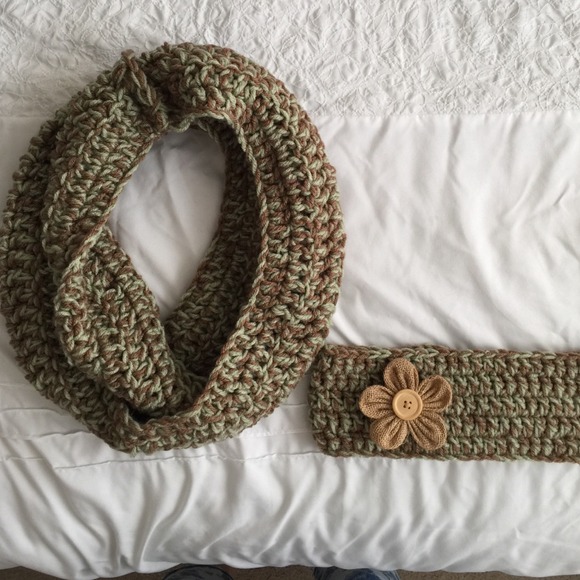📍SOLD📍Infinity scarf and ear warmer!