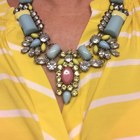 Statement necklace flattering with all colors - Picture 2 of 3