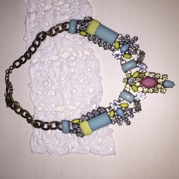 Statement necklace flattering with all colors - Picture 3 of 3