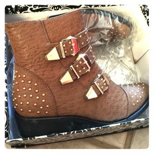 Pair of brown studs ankle boots sz 7 new in box
