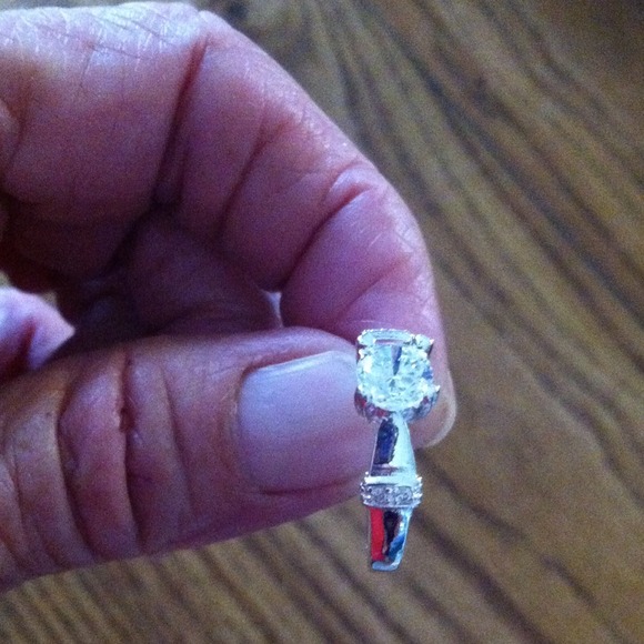 Engagement ring SALE - Picture 2 of 4
