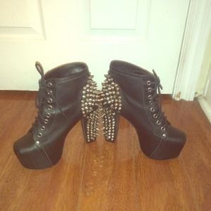 Jeffrey Campbell spikes!