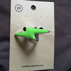 Cute green lightning bolt ring. Never worn