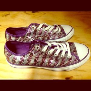 Womens size 7 converse