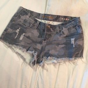 BILLABONG camo shorts