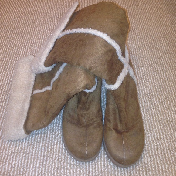 Brown faux fur boots