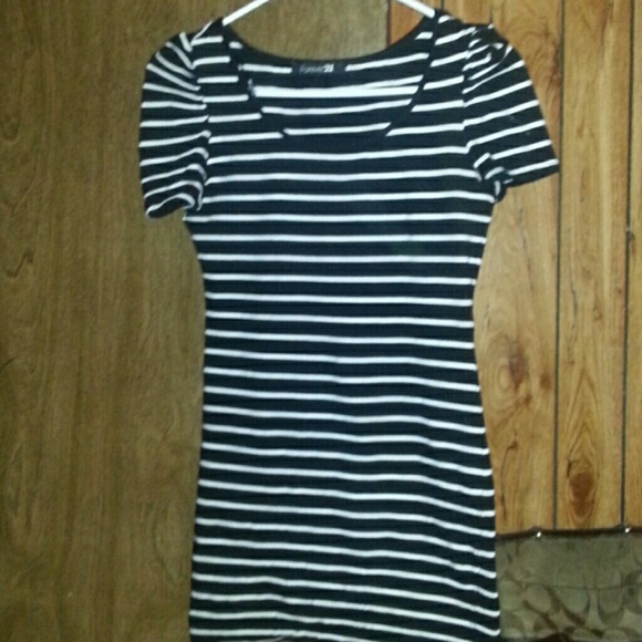 Dresses - Picture 2 of 4