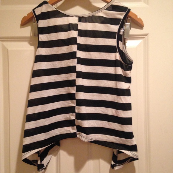 Hug Me Crop Top - Picture 2 of 2