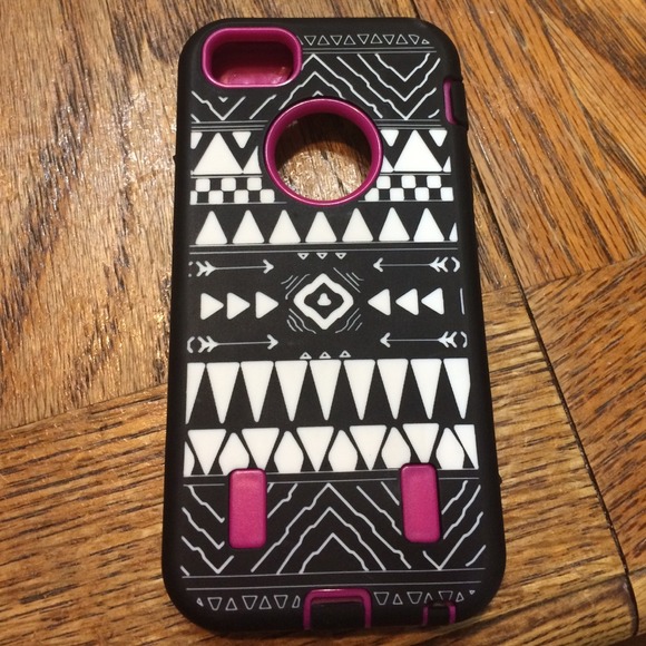 iPhone 5/5s pink Aztech case