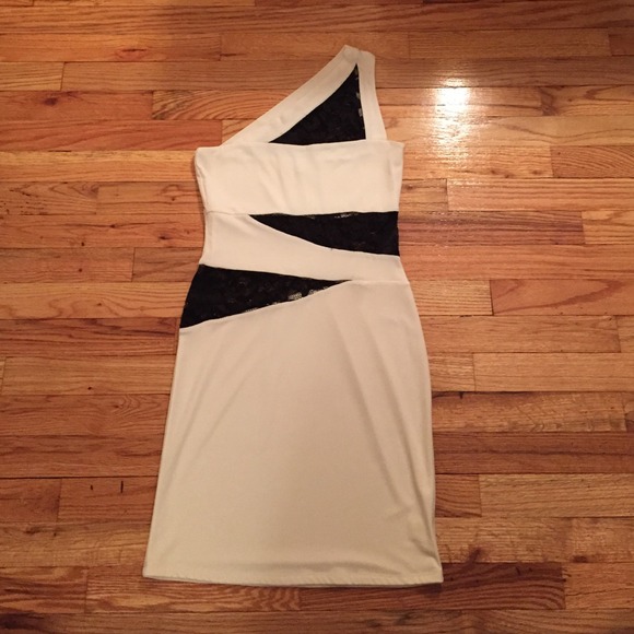 White dress with black lace trim - Picture 1 of 3