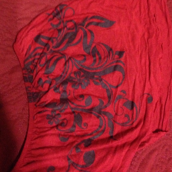 Beautiful Red Top - Picture 4 of 4