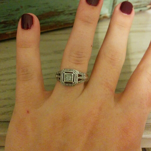 Size 7 diamond chip white gold ring