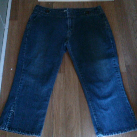 ★FINAL★ Levi Capris - Picture 2 of 3
