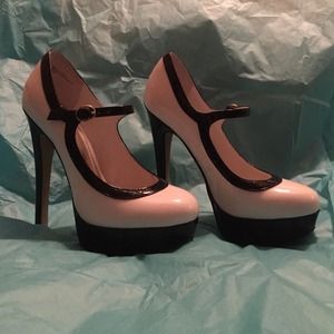 Bakers MJ black & white strap pump. Size US 5.5.