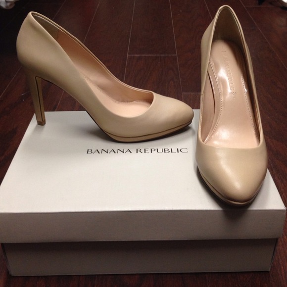 Banana Republic Shoes - Banana Republic Pump
