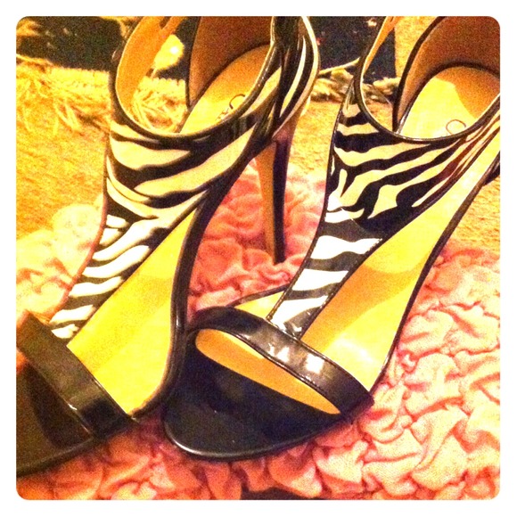 Zebra print high heels black n white preowned