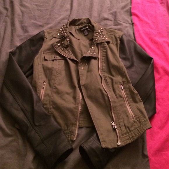 Green faux leather sleeve jacket‼️