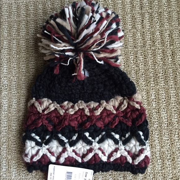 FREE PEOPLE Pompom Beanie Hat. NWT