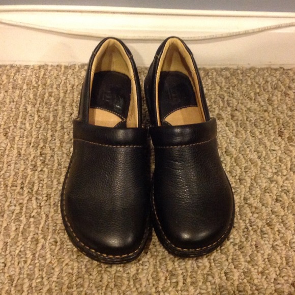 Born black clogs