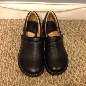Born black clogs